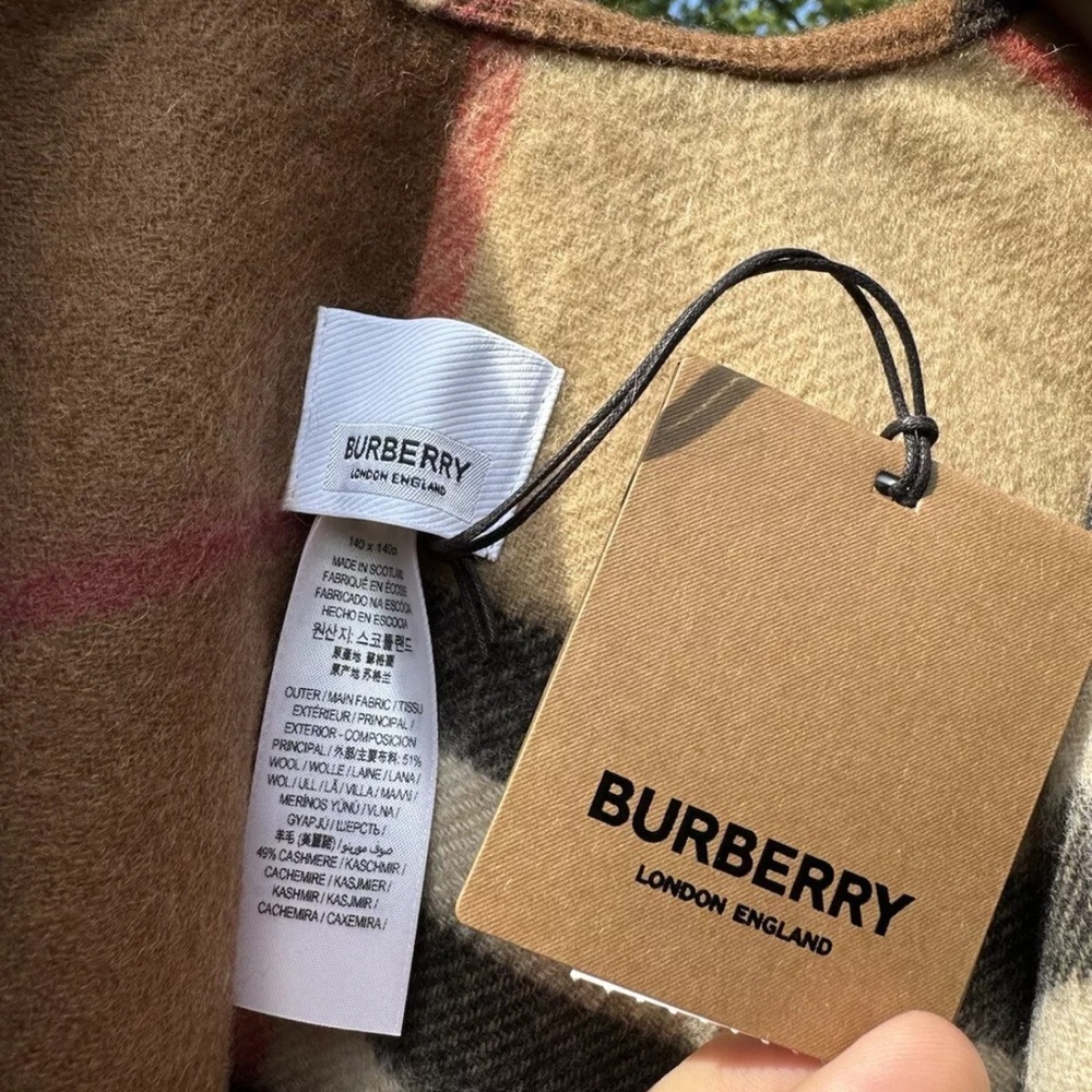 Burberry Cape - Picture 6 of 6